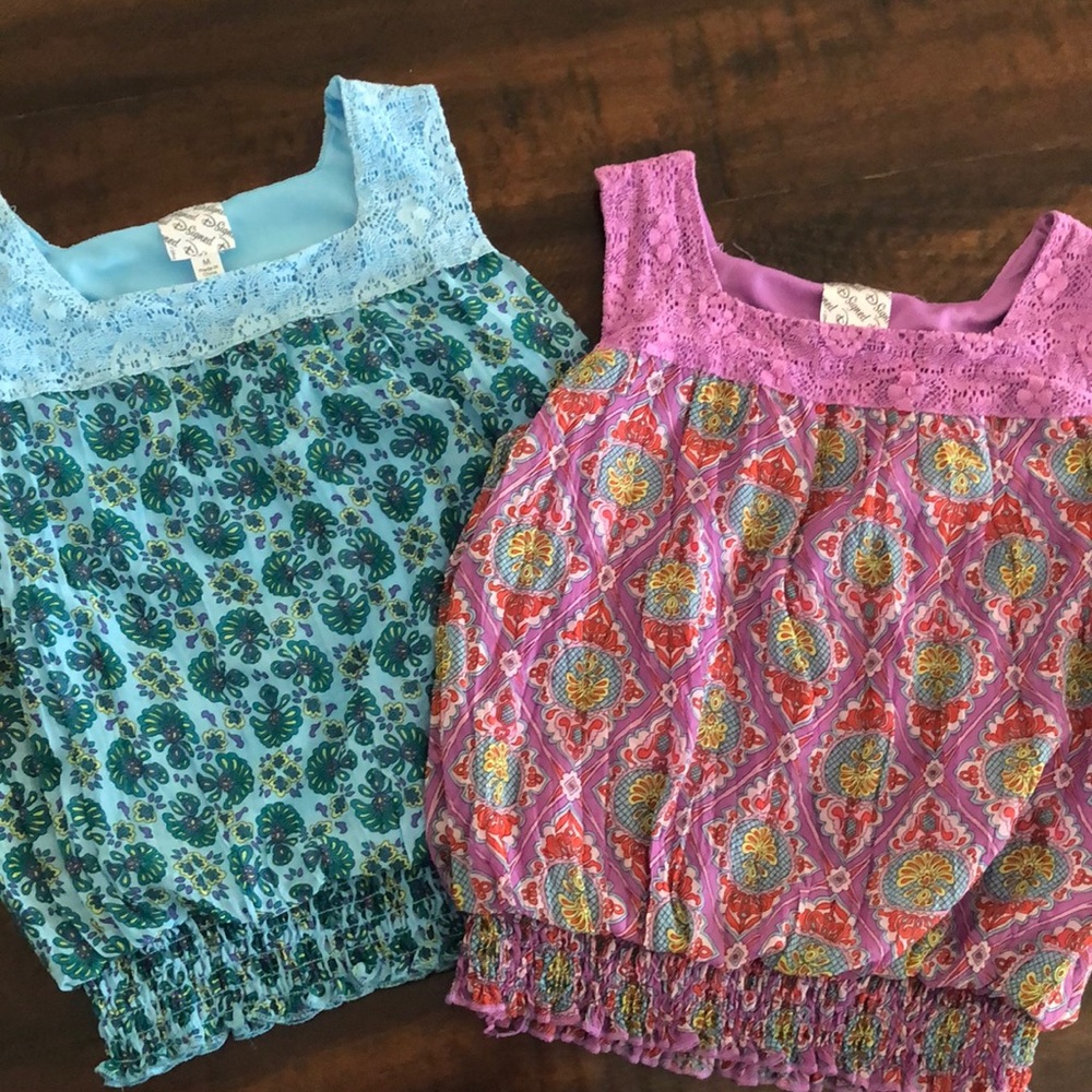 DSigned sleeveless tops